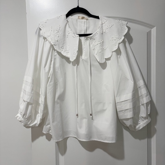 White Floral Scalloped Entro Top - Picture 1 of 7